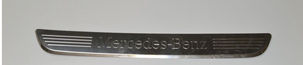 Mercedes W213 Kasa Sağ Ön Kapı İç Basamak Yazısı Orijinal 2056800035